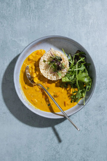 Caril de grão cremoso com curcuma e leite de côco