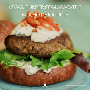 Hambúrguer Vegan com Abacate e Molho de Iogurte